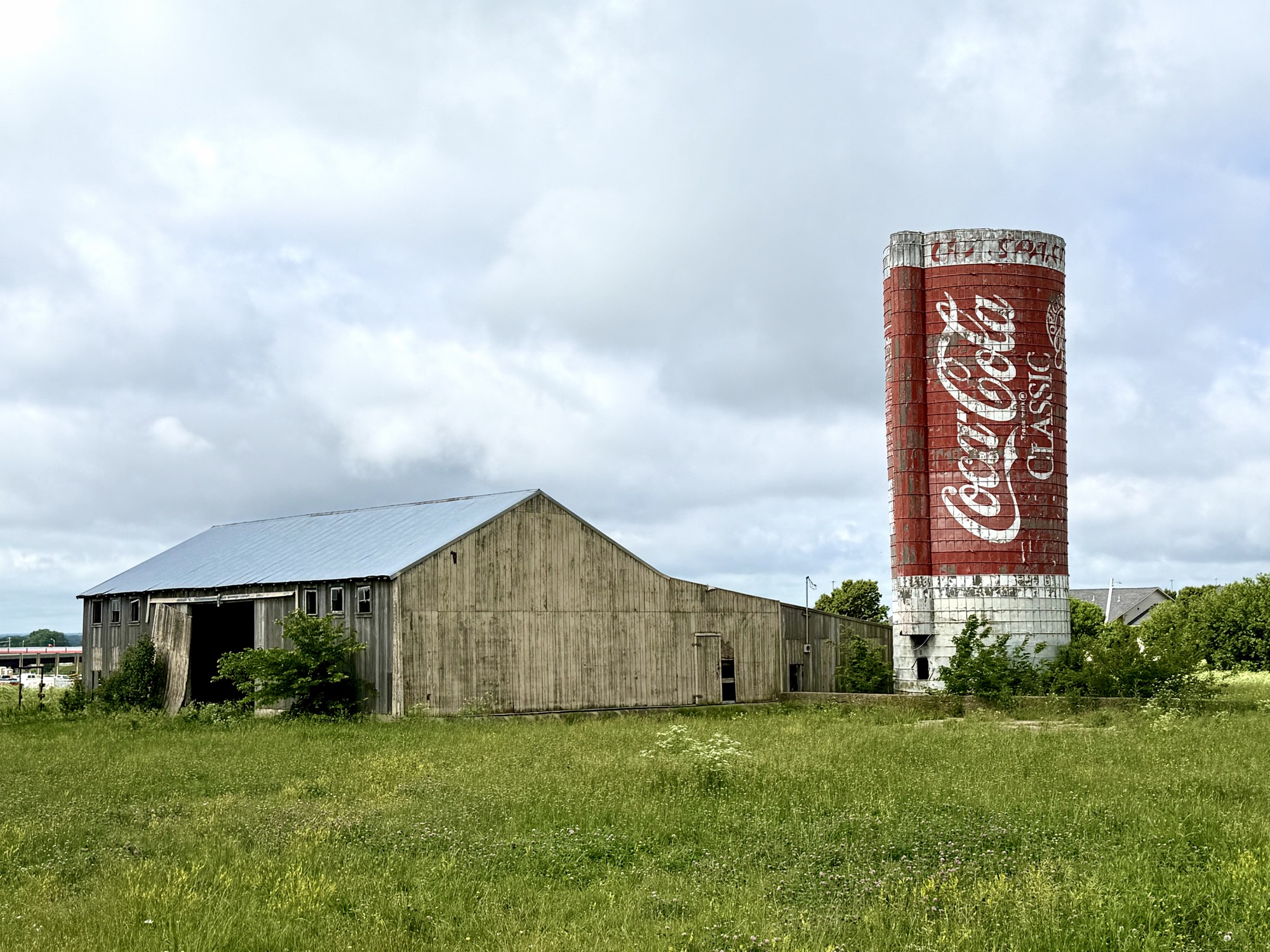 Barn and Coca-Cola silo on the Unbound course.